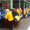 Ratusan petugas kebersigan saat menerima THR
